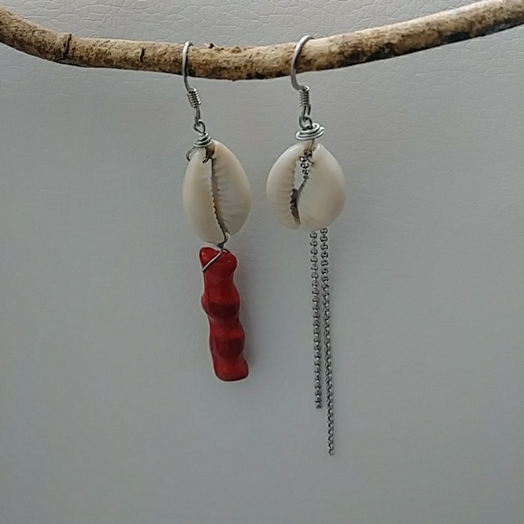 Coral and Cowrie Asymetrical  Shell Earring - Picture 3 of 8